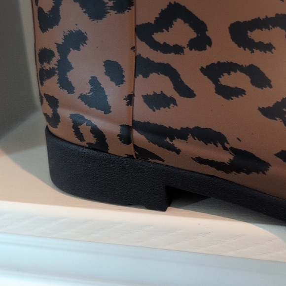 Hunter Brown Leopard Pattern Boots - Picture 5 of 10
